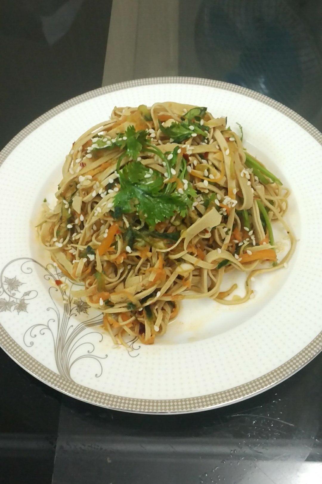 超快手的凉拌千张黄瓜胡萝卜丝