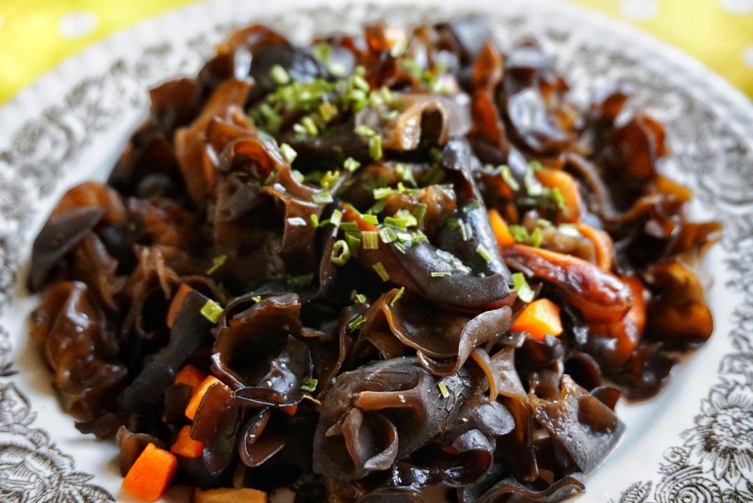 胡萝卜香菇炒木耳