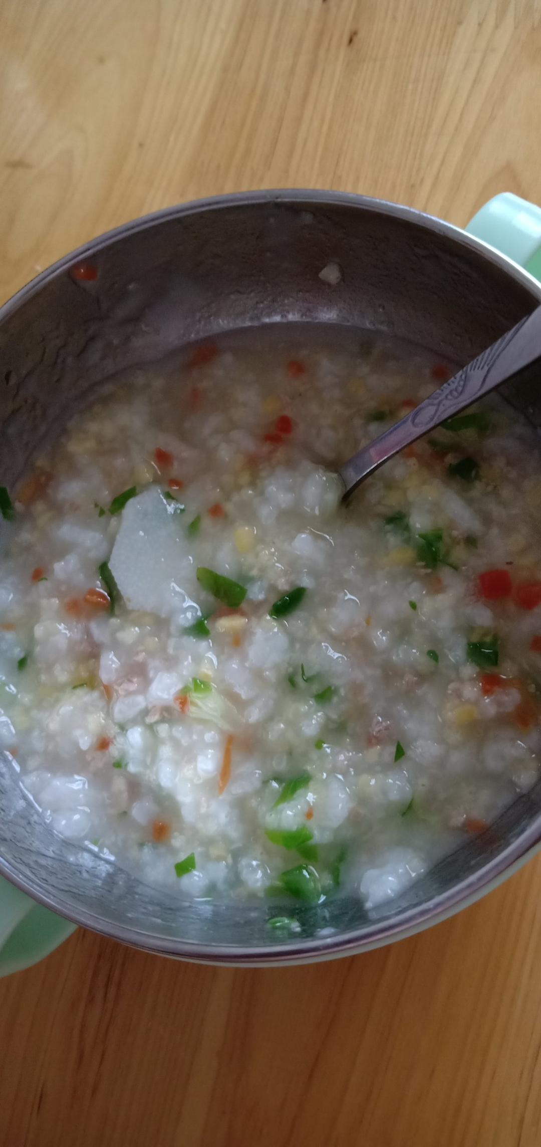宝宝辅食早餐：西兰花胡萝卜香菇瘦肉粥