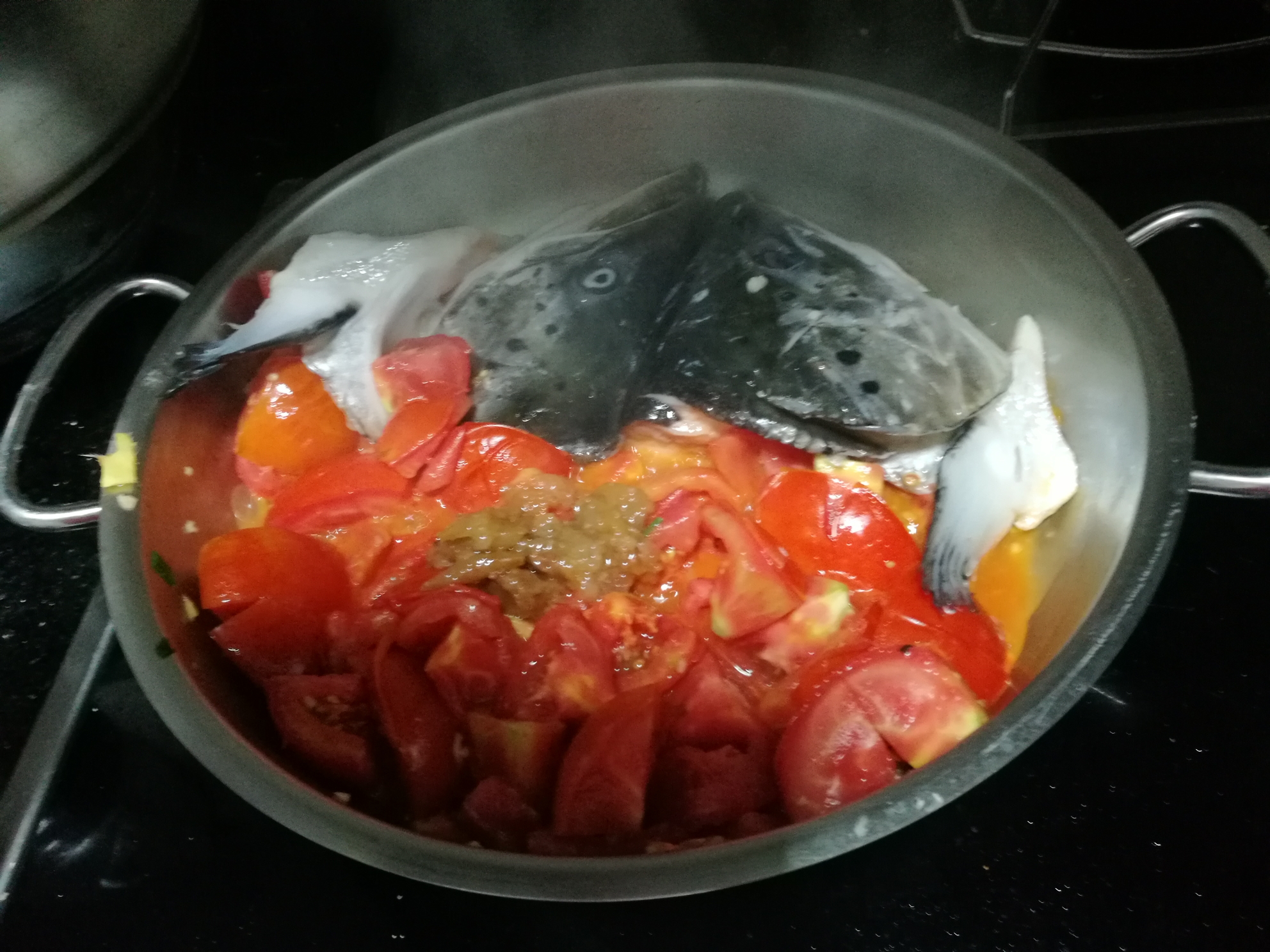 酸梅三文鱼头🍅汤的做法 步骤3