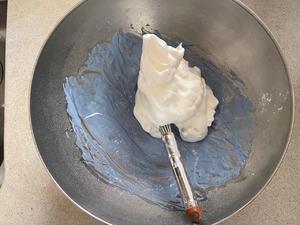蓝椰拿铁蛋糕卷❗️超美❗️的做法 步骤5
