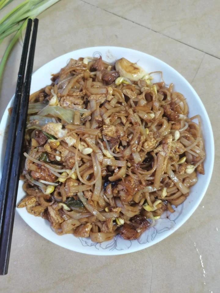 路边摊的炒河粉