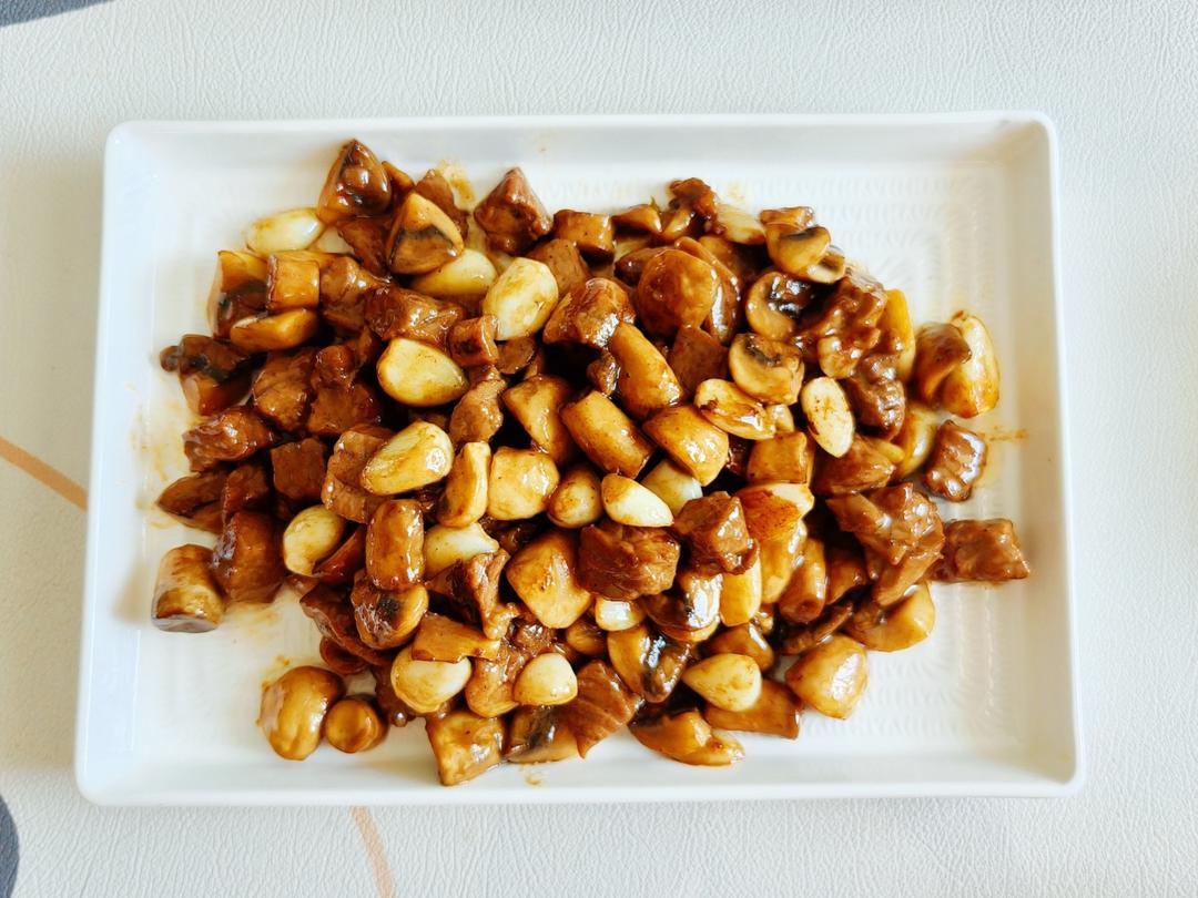 黑椒牛肉粒炒口蘑