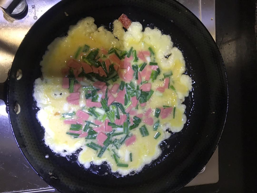 火腿肠葱花鸡蛋饼