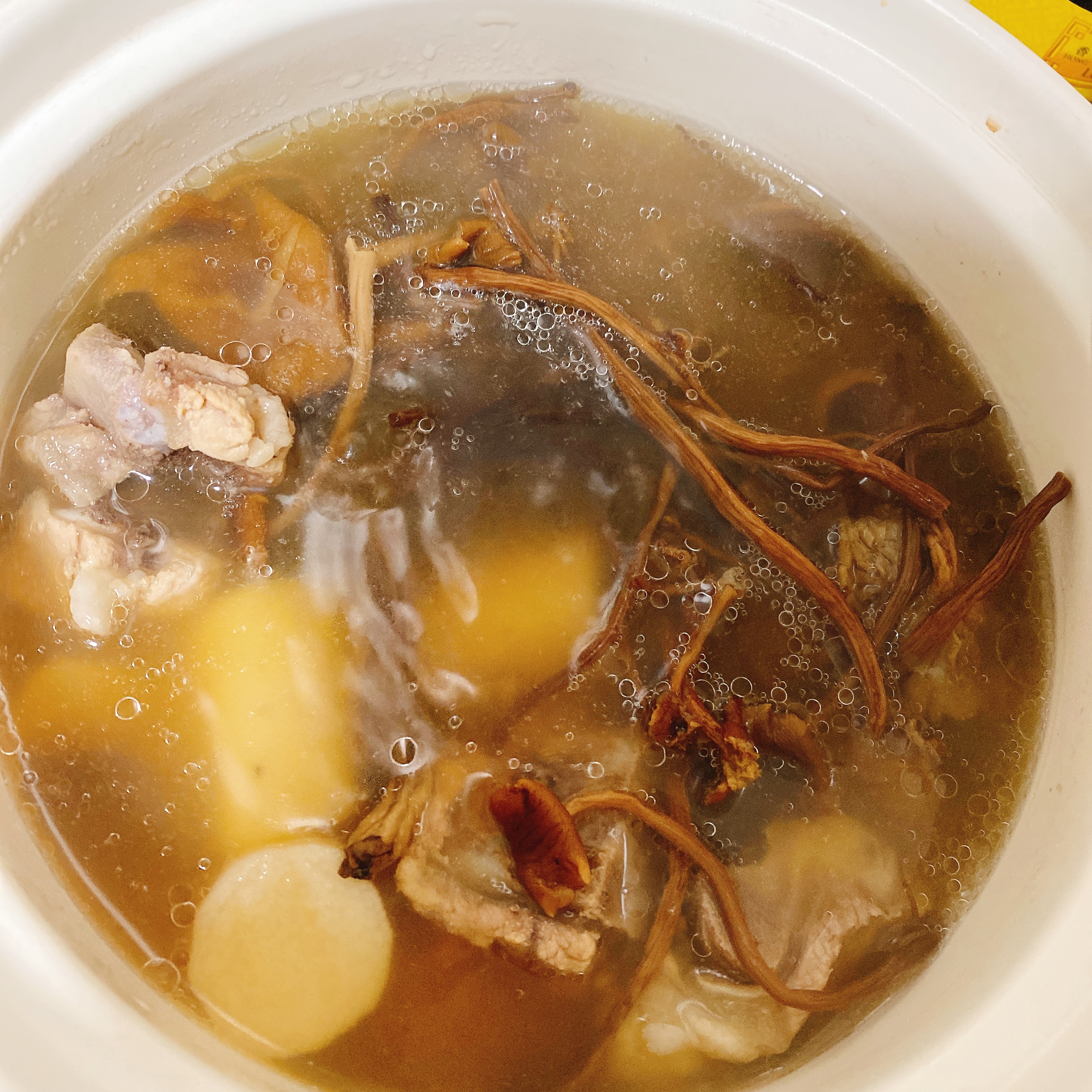 排骨茶树菇山药养生汤的做法