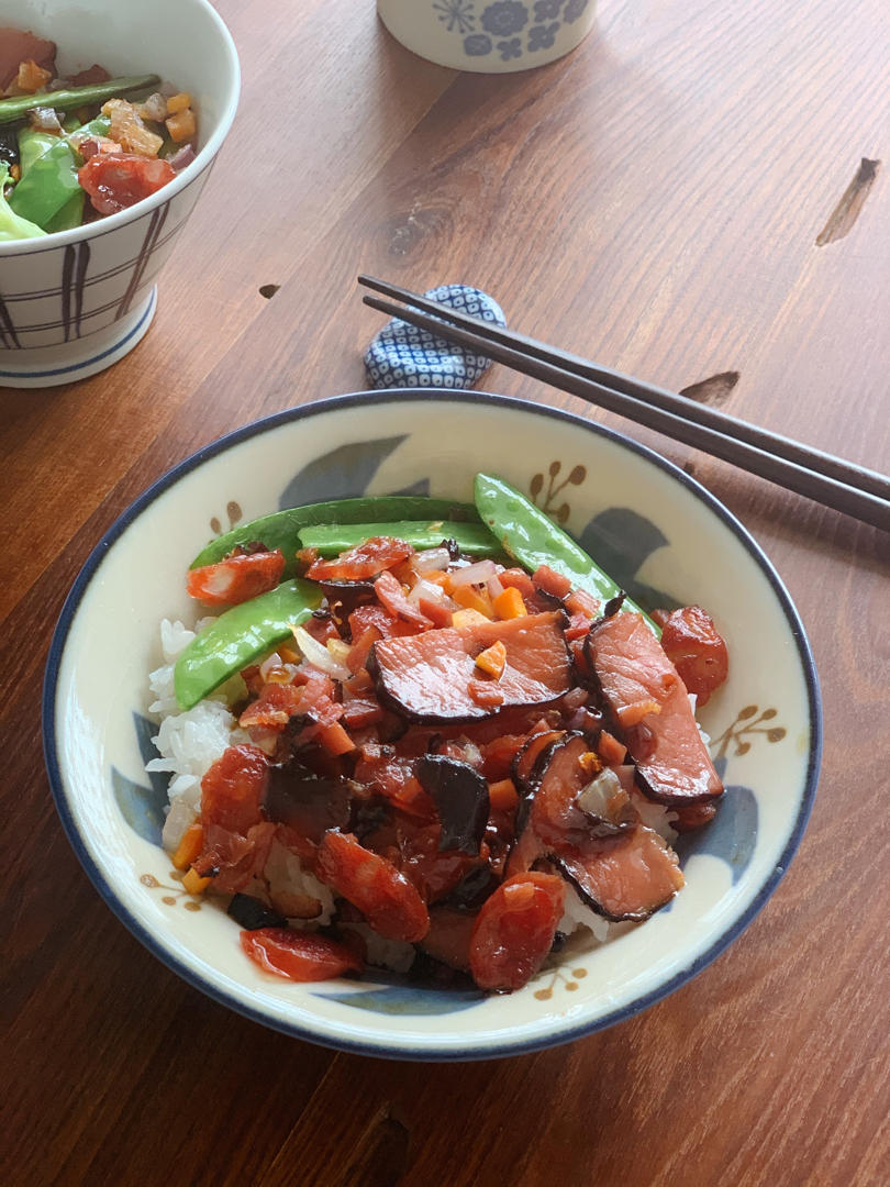 腊肉香肠煲仔饭