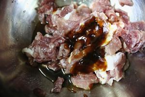 竹笋炒肉zui嫩的炒肉做法的做法 步骤3