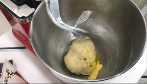 咸蛋黄豆沙面包的做法 步骤2