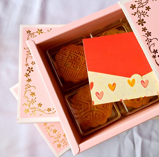 广式蛋黄莲蓉月饼