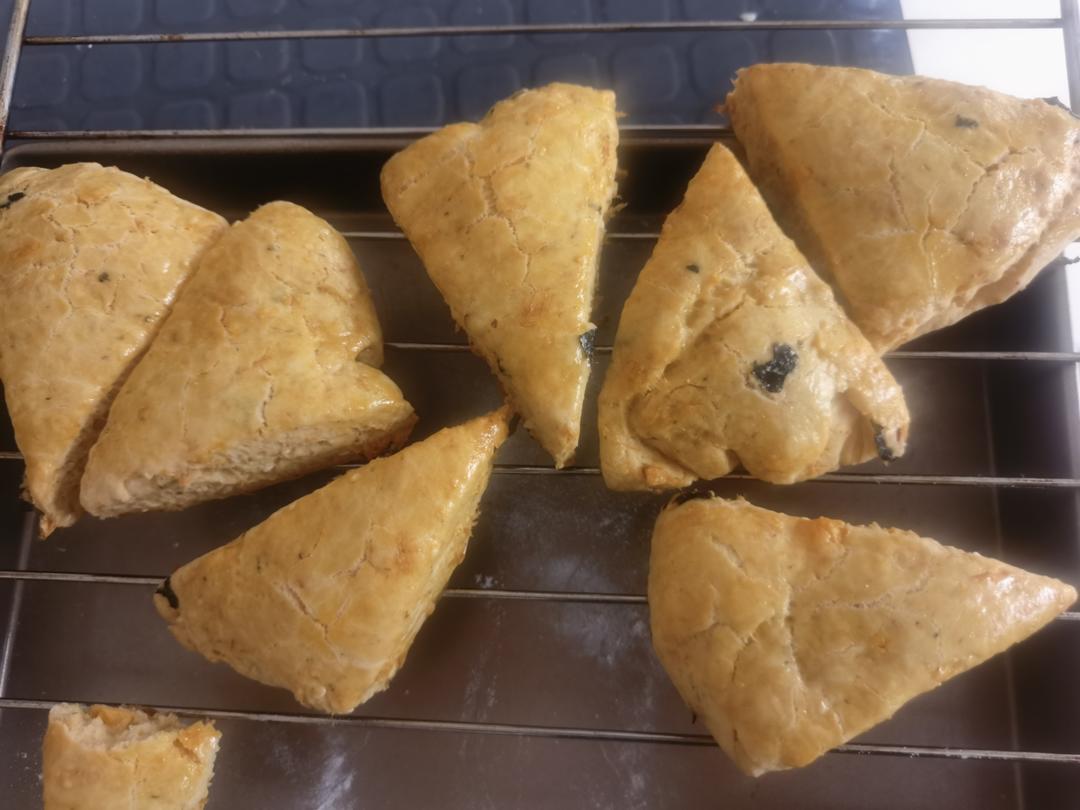 咸蛋黄肉松司康