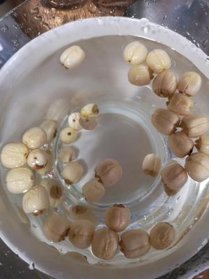银耳，莲子，枸杞大枣，纯净水，炖桃胶的做法 步骤6