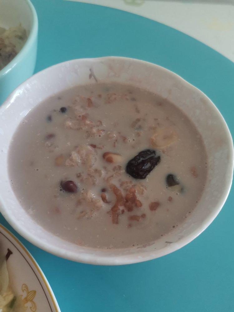 红枣红豆薏仁牛奶粥