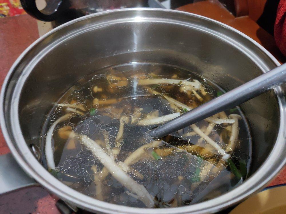 鲜掉眉毛的海鲜菇虾皮紫菜汤