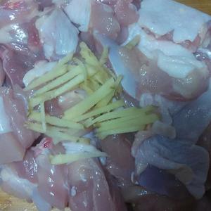 鸡肉炖粉条的做法 步骤1