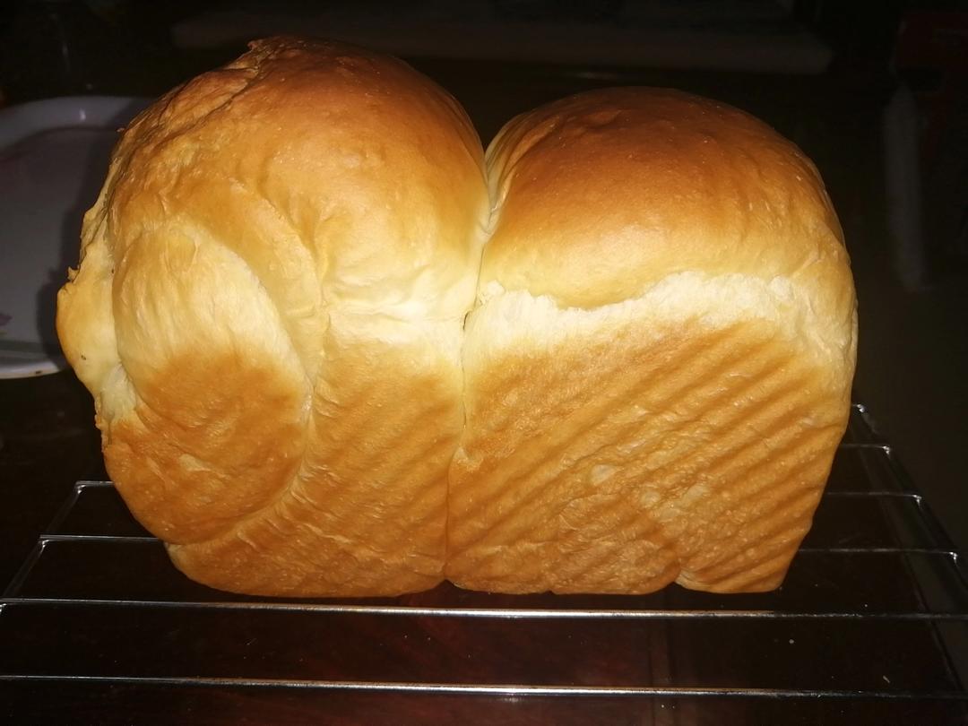 用烤箱自己做面包--手工牛奶吐司面包