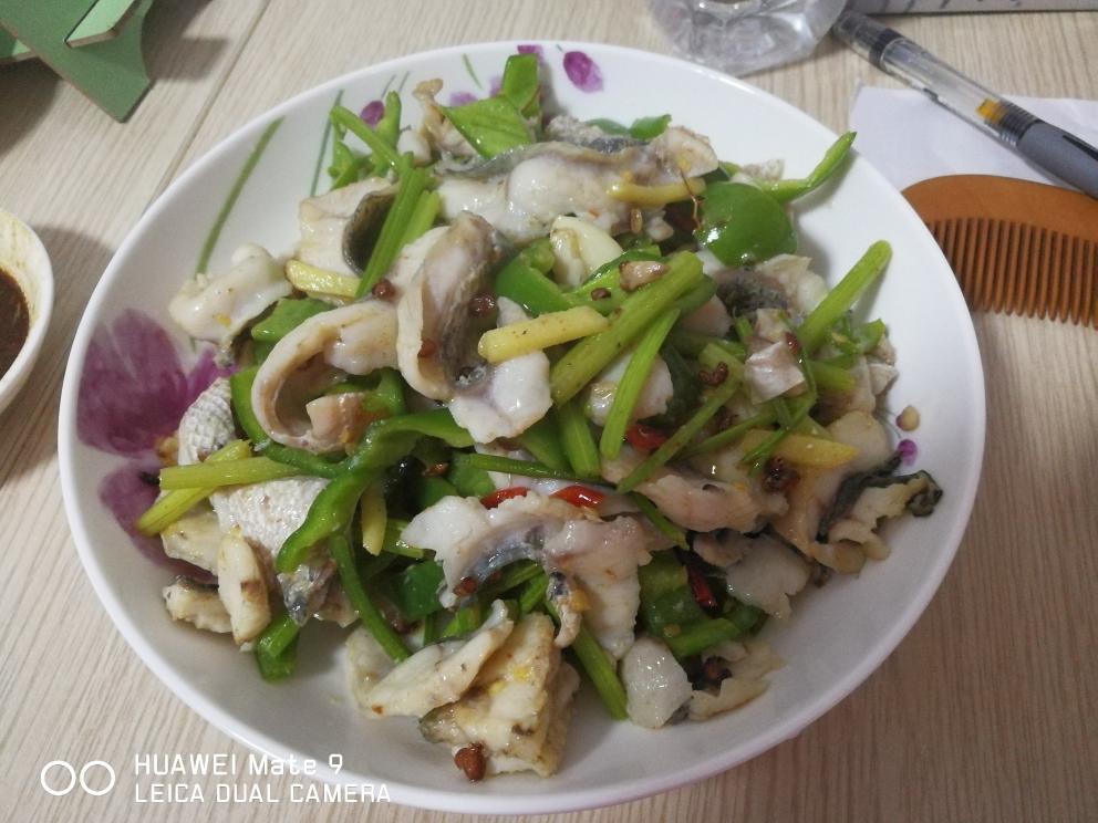 美味爽口的青椒香芹炒黑鱼片的做法