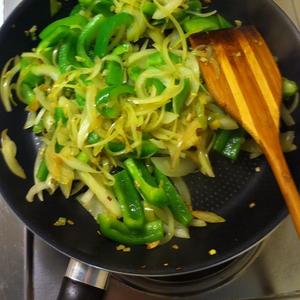 青椒洋葱烩海鲜的做法 步骤4