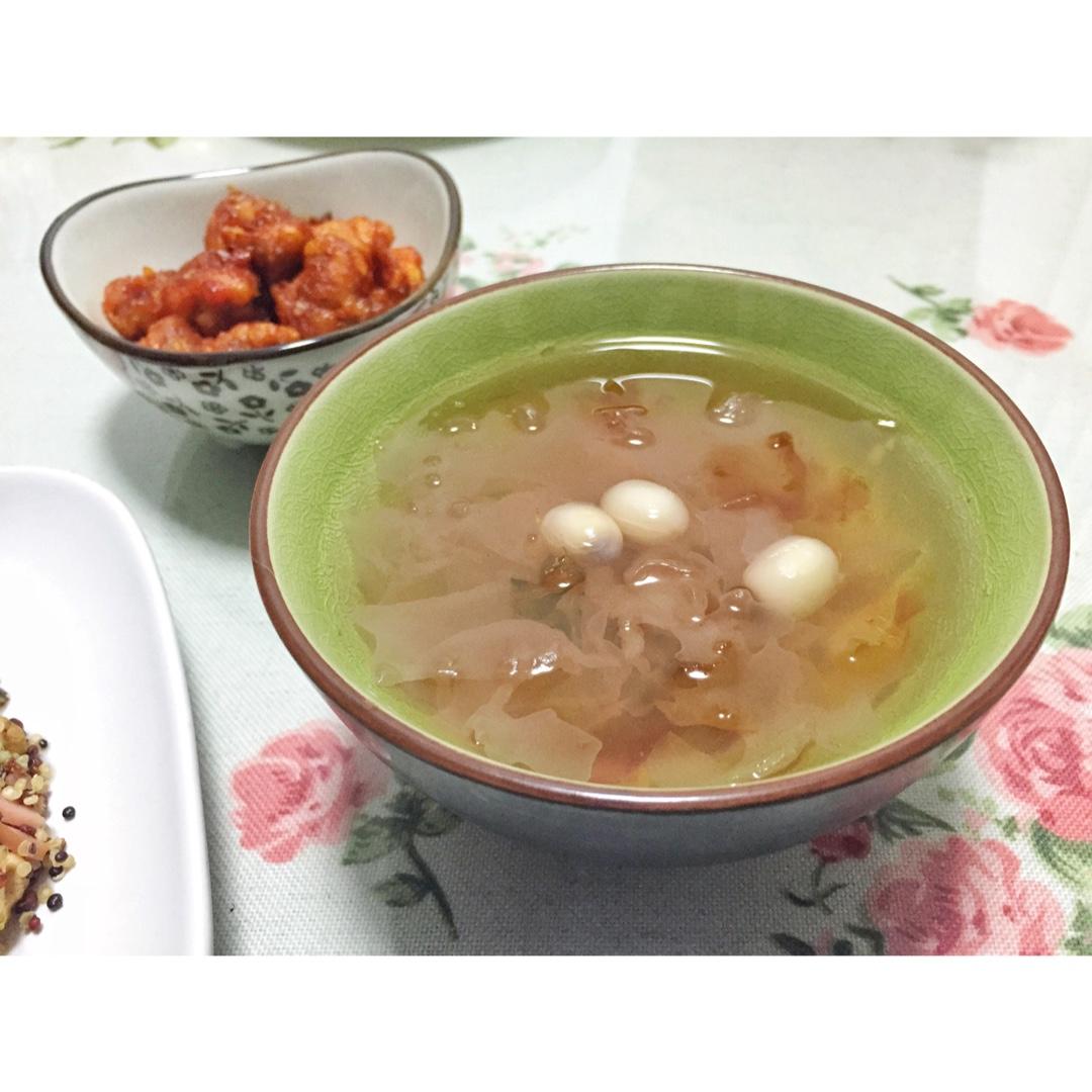 桃胶银耳莲子汤