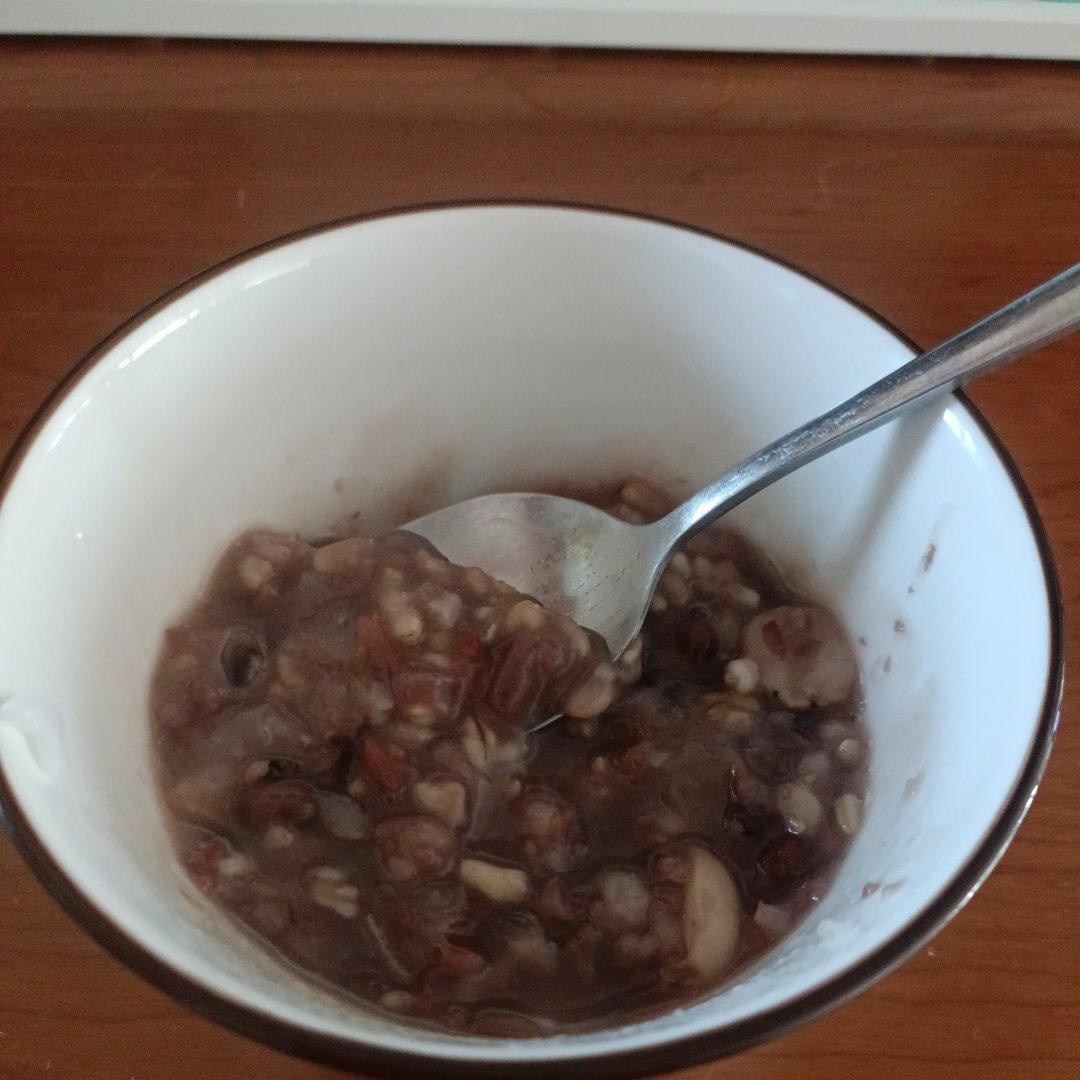 燕麦糙米红豆莲子粥