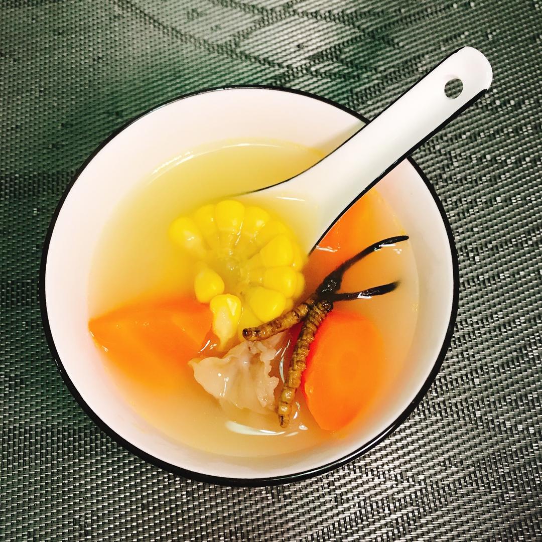 胡萝卜玉米排骨汤