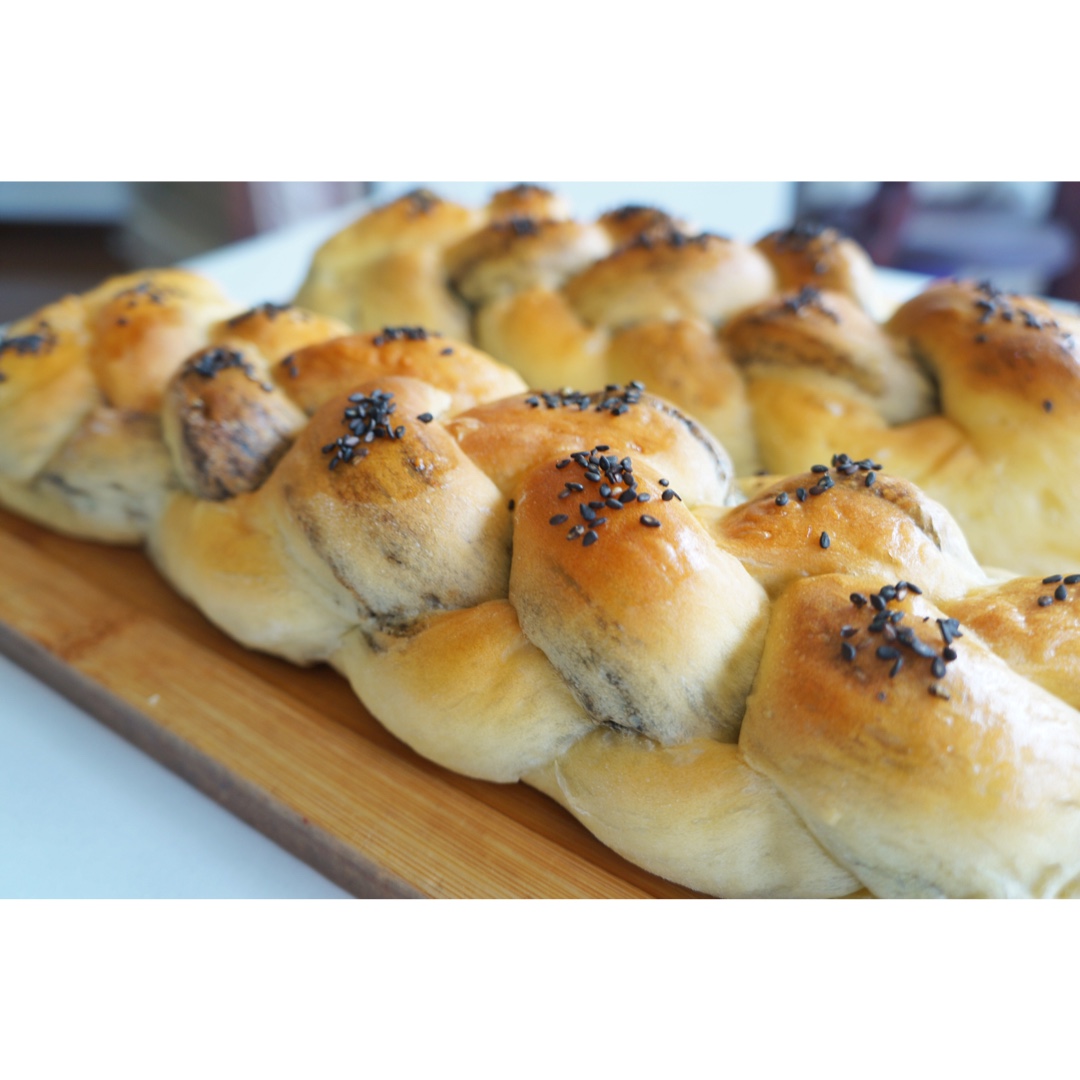 黑芝麻辫子面包