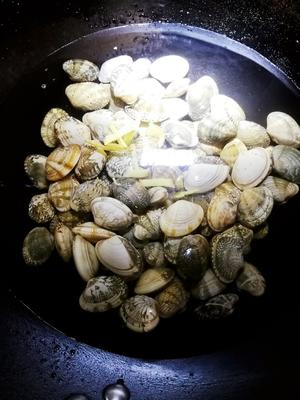 春天万物🌱生，此刻的贝类🐚也是最鲜嫩肥美时，简单的料理做👏一款“油淋花蛤”以显食物源味✨的做法 步骤3