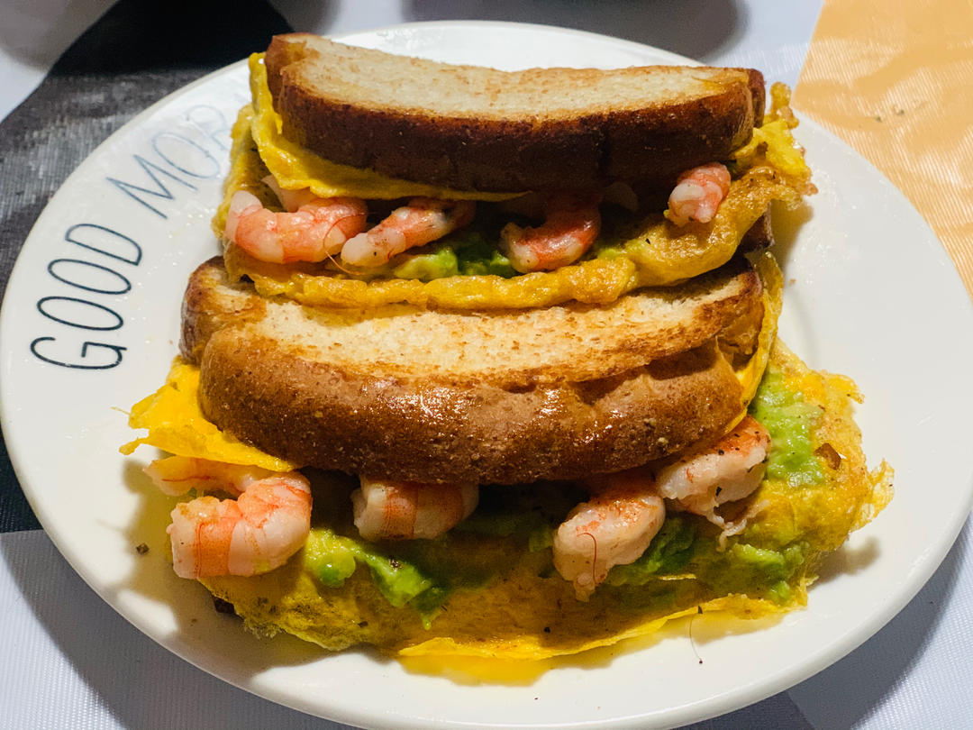 牛油果虾仁蛋包三明治