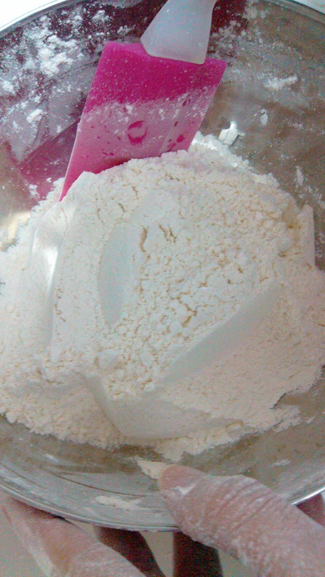 不用烤箱 不用称重做蛋糕 （只需2步）的做法 步骤2