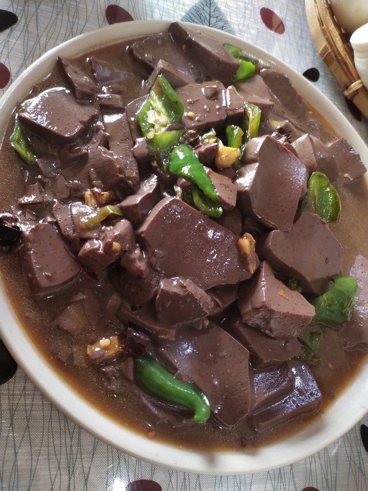 〈辣椒炒羊血〉，好鲜嫩。欣小厨 😉