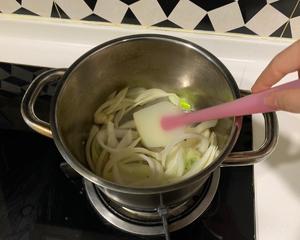 5分钟韩综必备最好吃的低脂泡菜汤的做法 步骤2