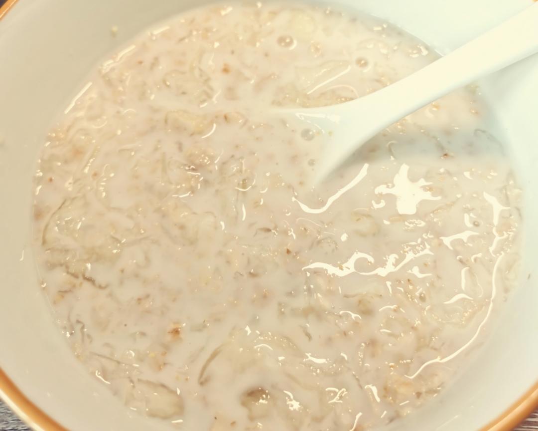 银耳牛奶麦片羹的做法