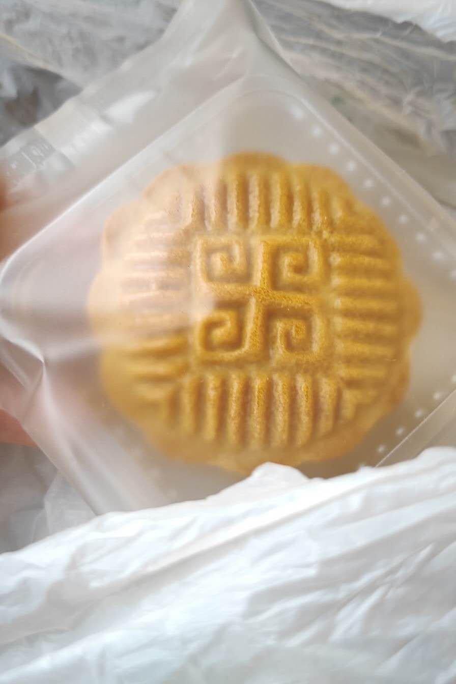 广式月饼—蛋黄莲蓉月饼