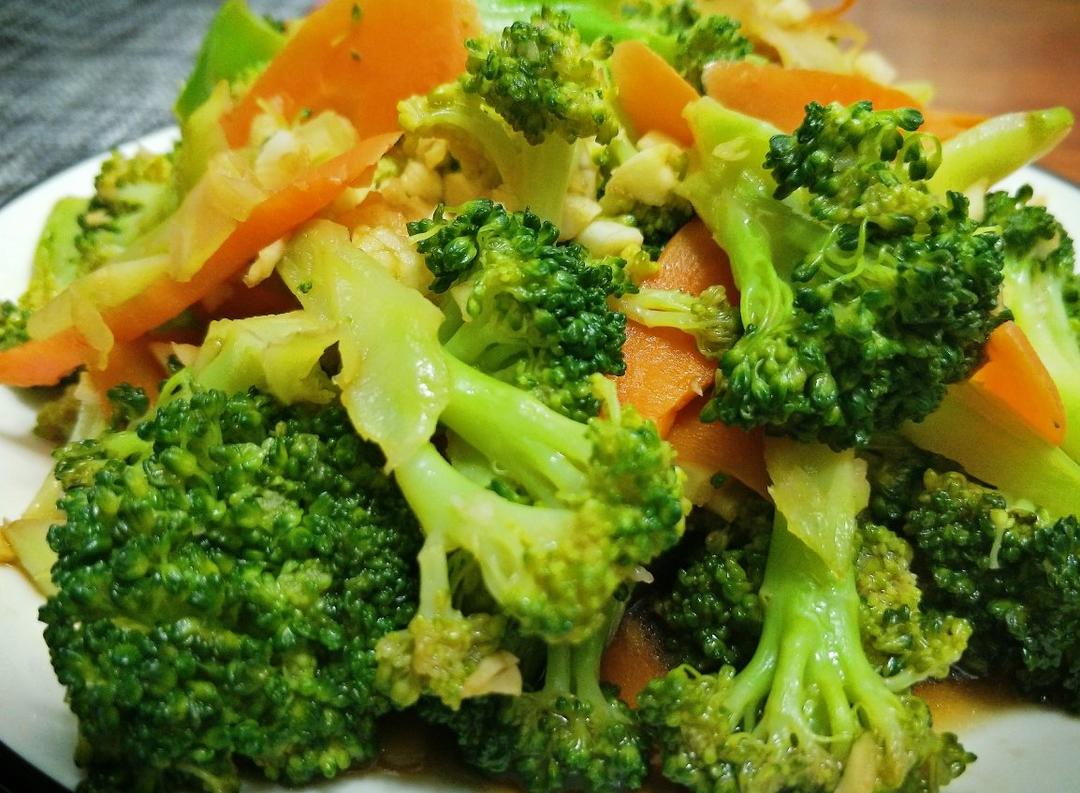 林小本做的凉拌西兰花胡萝卜(妈妈菜谱)