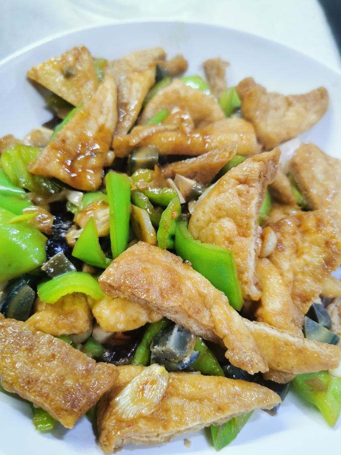 黑白蛋炒油豆腐