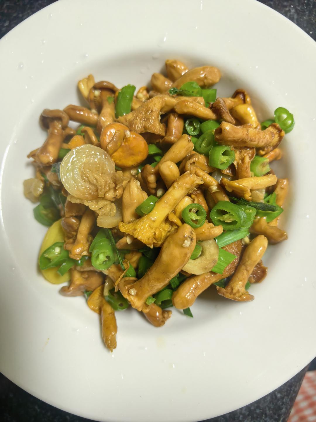 火腿炒黄丝菌