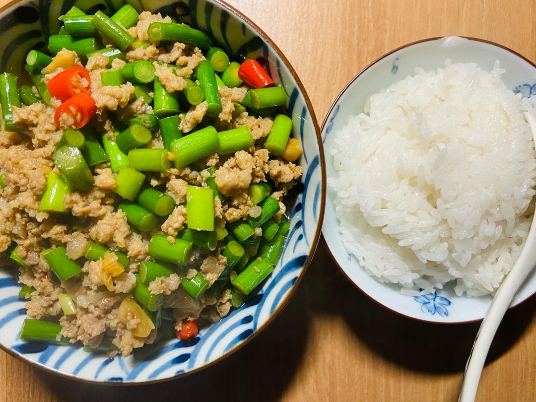 蒜苔炒肉末，三碗米饭都不够吃