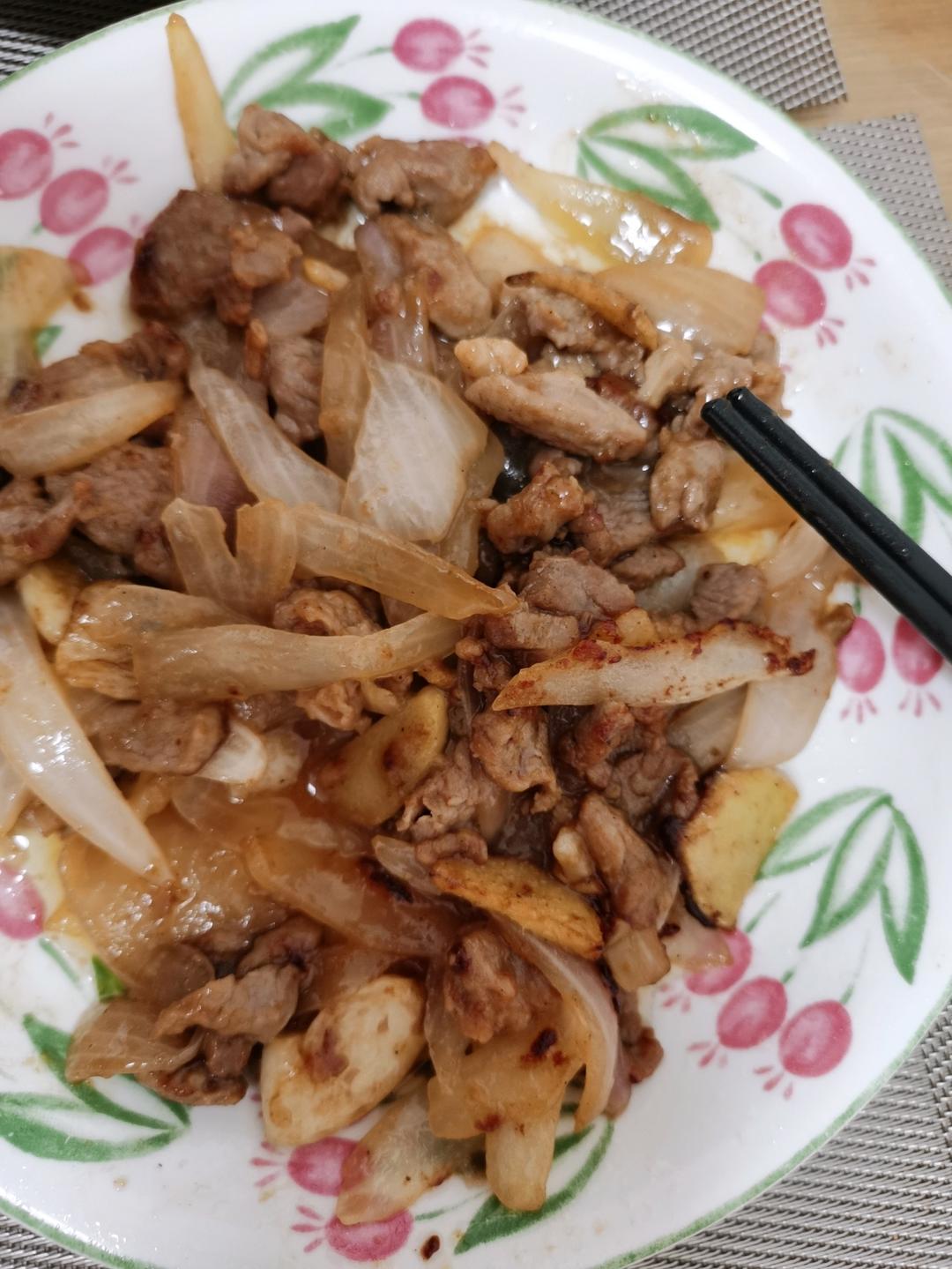 洋葱炒羊腿肉-用这个方法炒羊肉，无膻味还不柴，做出来的羊肉又鲜又嫩