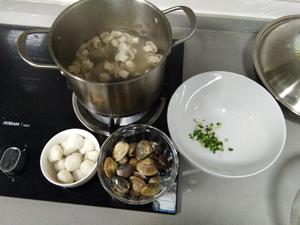 好喝的排骨海鲜杂烩汤（文蛤鱼丸蘑菇排骨汤）的做法 步骤2
