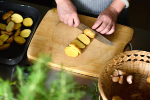 迷迭香烤小土豆的做法 步骤2