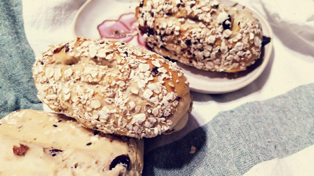 葡萄干燕麦面包