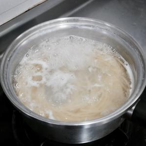火腿蘑菇奶油意面的做法 步骤2