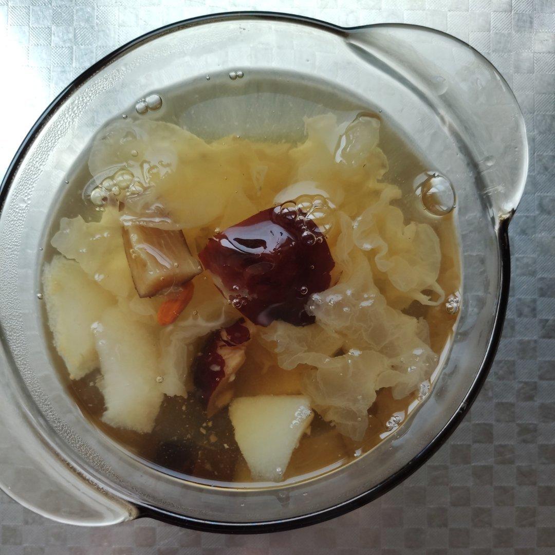 雪梨银耳红枣汤