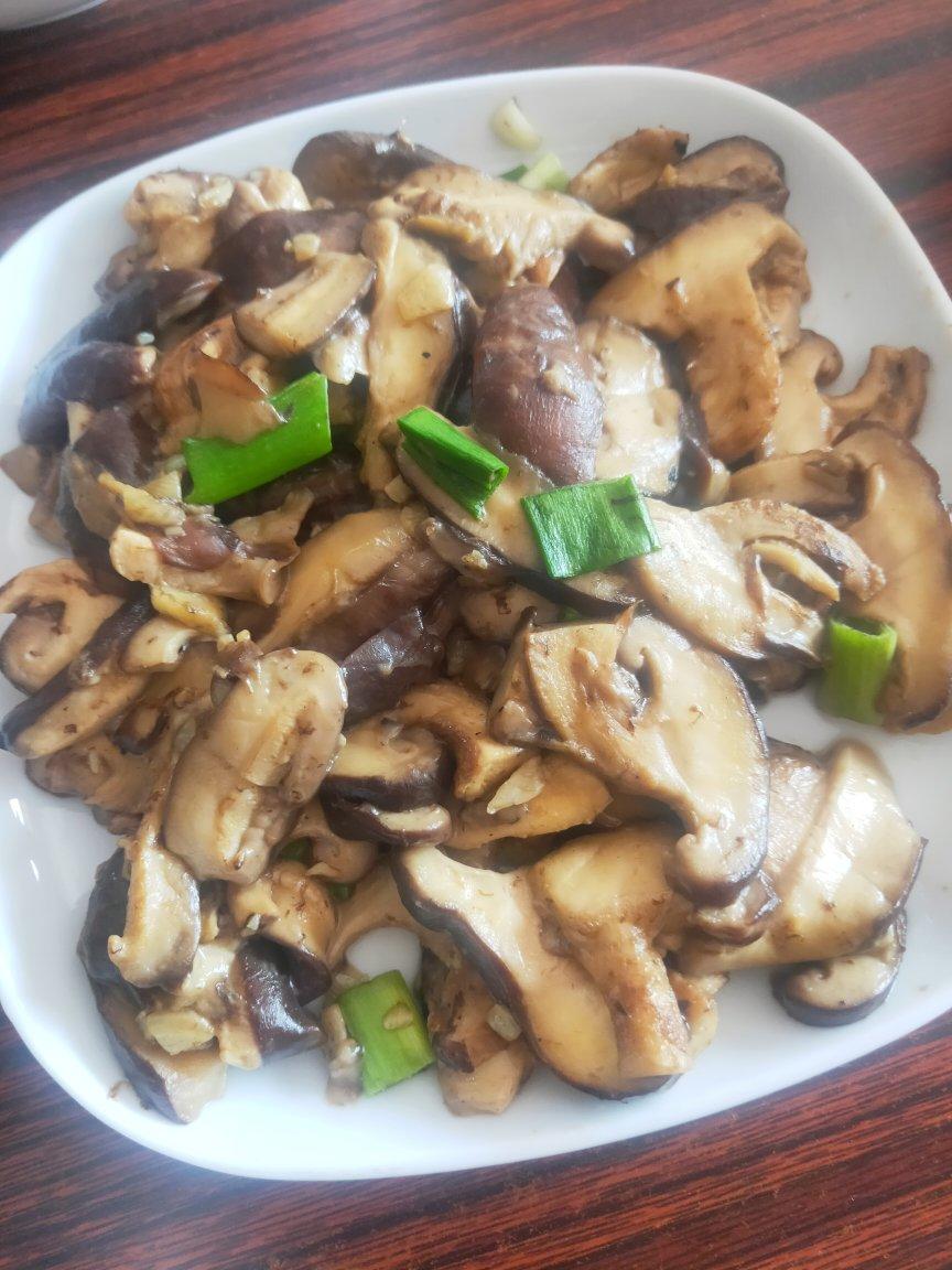 分享一个香菇好吃的做法，不用烧鸡不用炖汤，简单炒一炒，真香