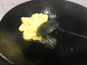 清爽不油腻的“蛋炒饭”，经典版（鸡蛋+葱）的做法 步骤2