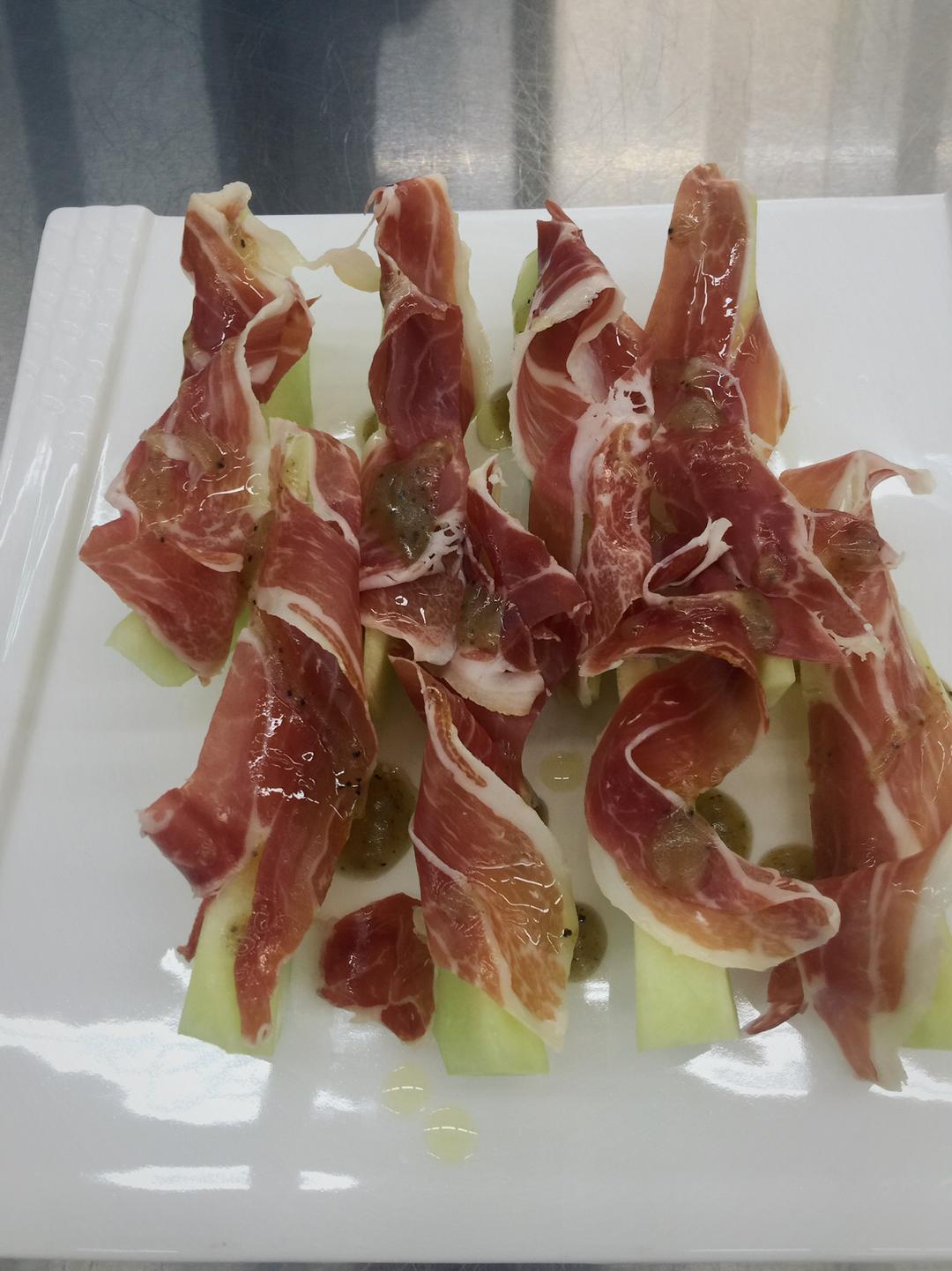 伊比利亚火腿拌日本网纹瓜及松露蜂蜜的做法