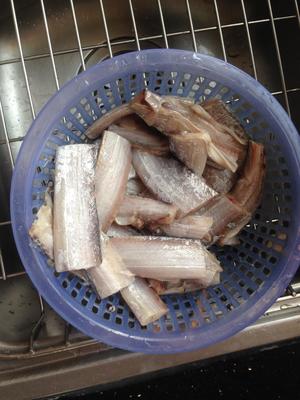 香煎红烧带鱼的做法 步骤1
