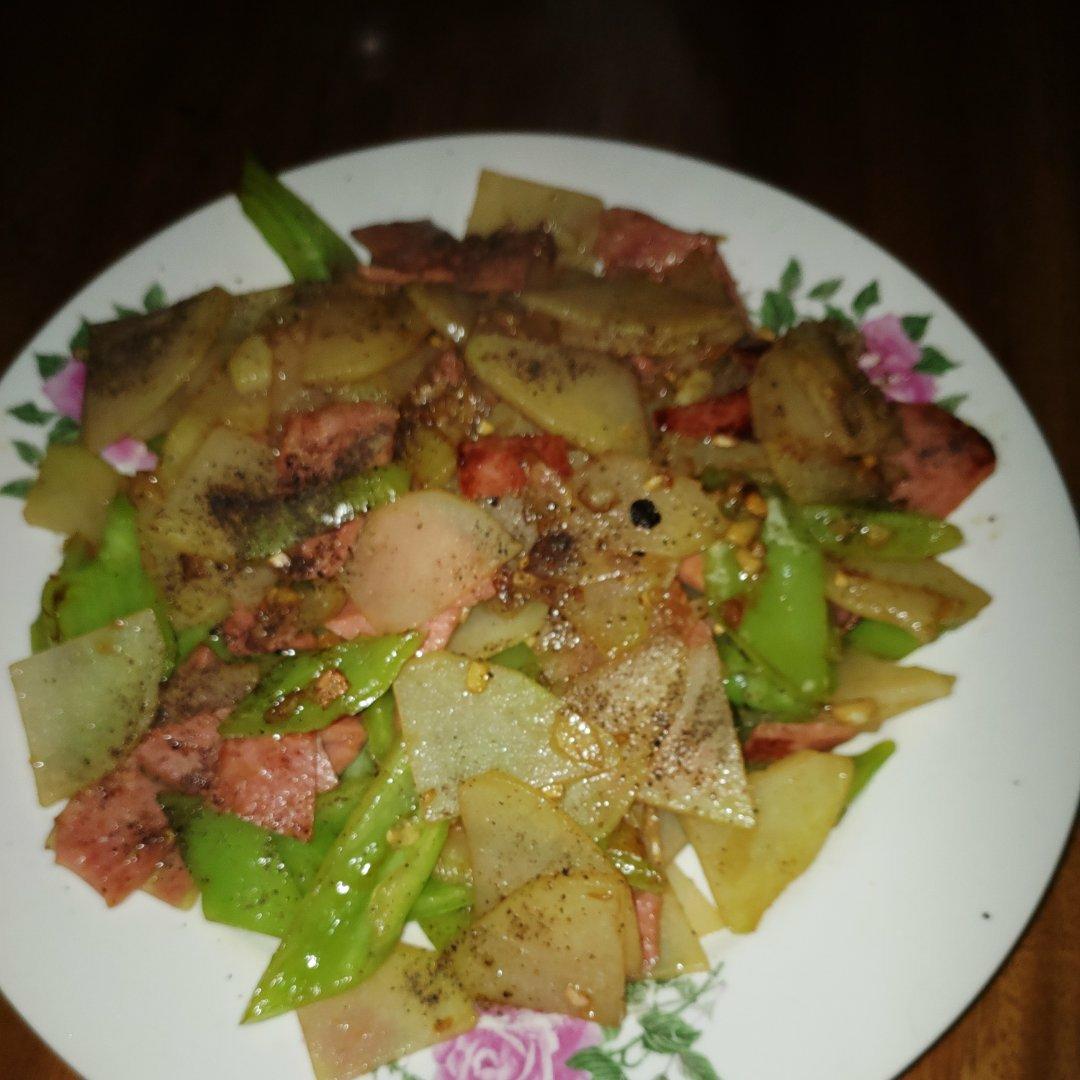 青椒火腿肠土豆片（日本的妹妹一口气吃掉大半盘子）