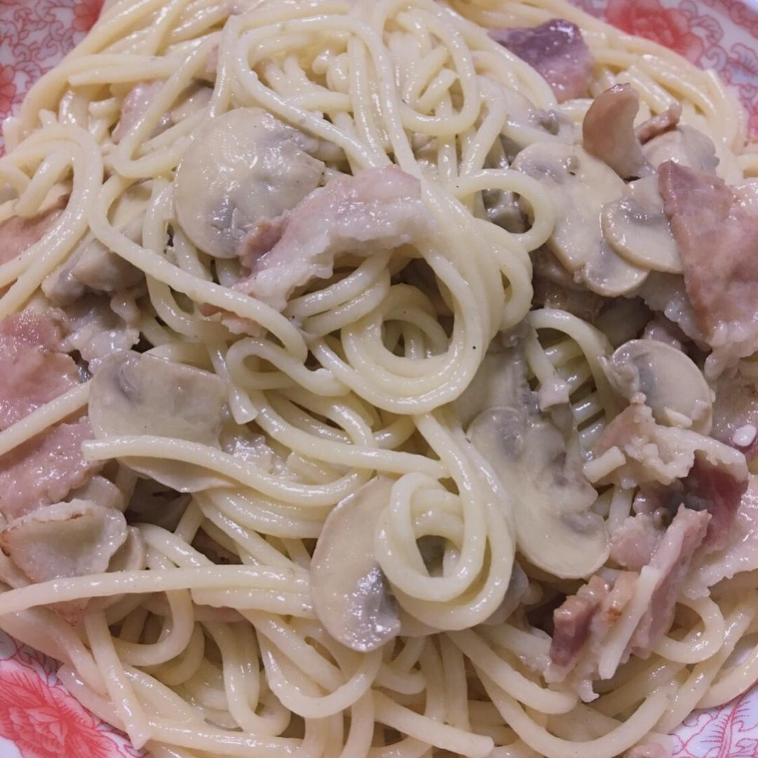 白蘑菇奶油培根意面
