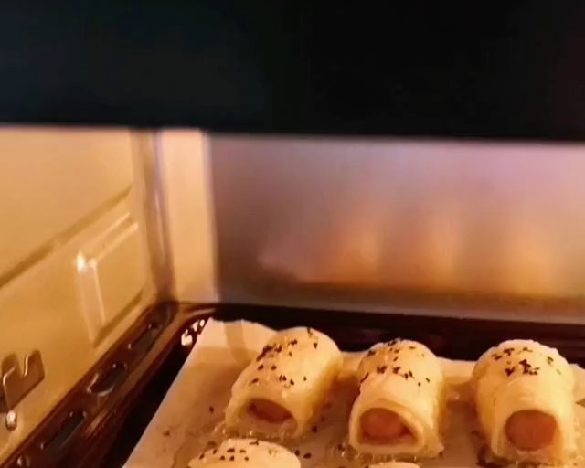 手抓饼裹烤肠—烤箱版的做法