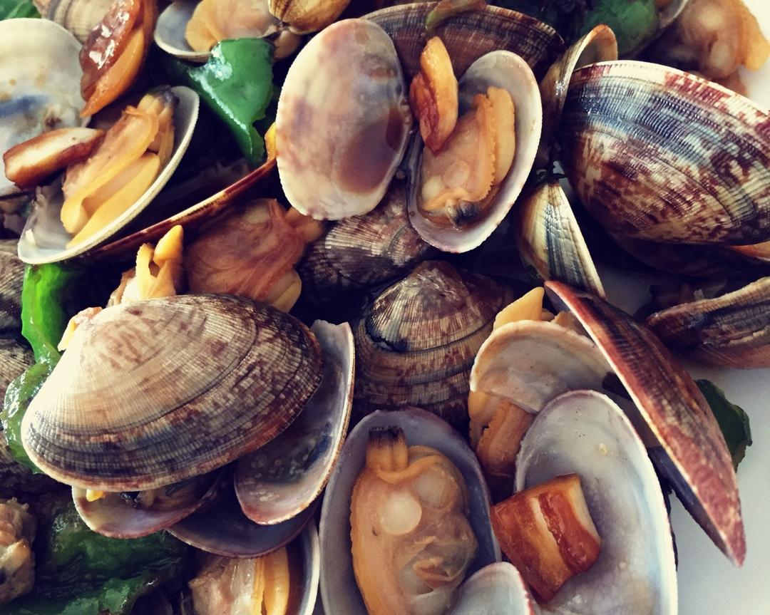 青椒炒花蛤的做法